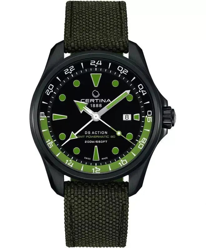 Certina DS Action GMT PowerMatic 80 Herenhorloge 43mm met zwarte wijzerplaat, groene accenten en groene textielband. Swiss Made horloge voor avontuurlijke mannen.