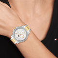 Tommy Hilfiger Brooklyn TH1782615 dameshorloge 40mm met zilverkleurige wijzerplaat en goudkleurige accenten, gedragen om de pols. Elegant en sportief design voor dames.
