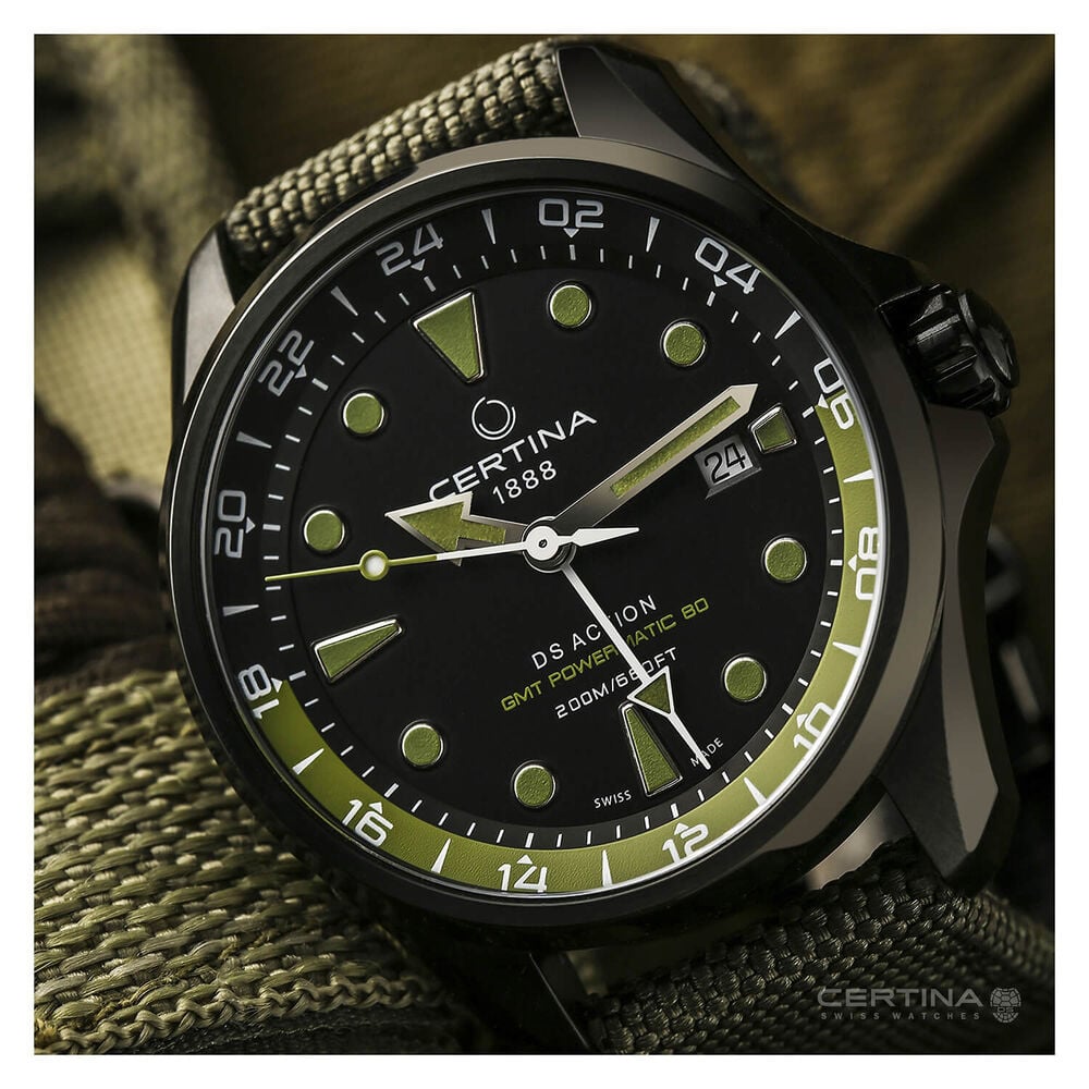 Certina DS Action GMT PowerMatic 80 Herenhorloge 43mm met zwarte wijzerplaat, groene accenten en groene textielband. Swiss Made horloge voor avontuurlijke mannen.