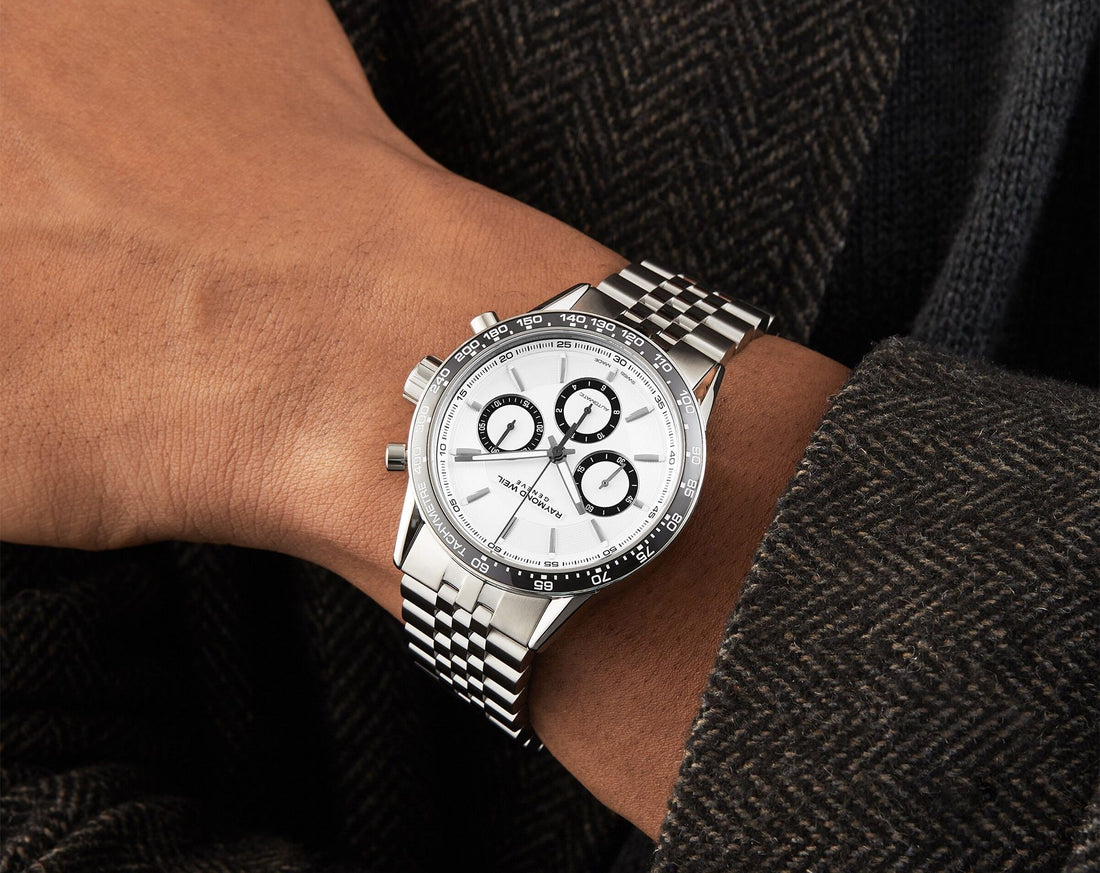 Raymond Weil Freelancer 7741-ST1-30021 herenhorloge 43,5mm met zilveren wijzerplaat, zwarte tachymeter bezel en roestvrijstalen schakelband. Luxe Swiss Made horloge voor moderne heren in de categorie horloges.