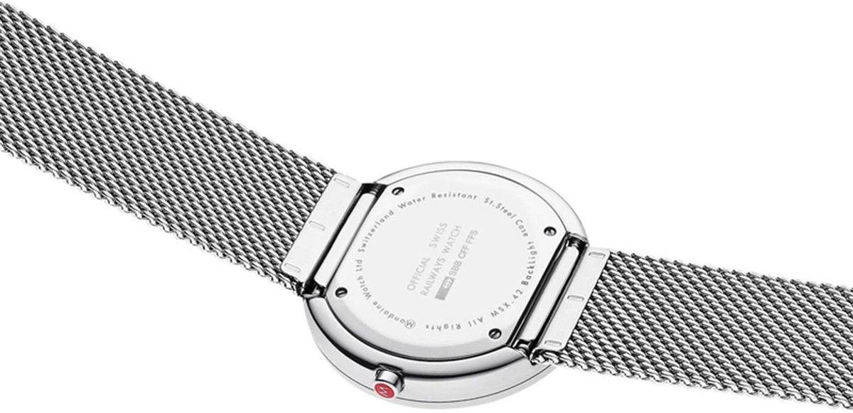 Achterzijde van de Mondaine Herenhorloge 42mm - Giant MSX.4211B.SM met roestvrijstalen mesh band en Swiss Made gravure. Luxe en duurzaam ontwerp.