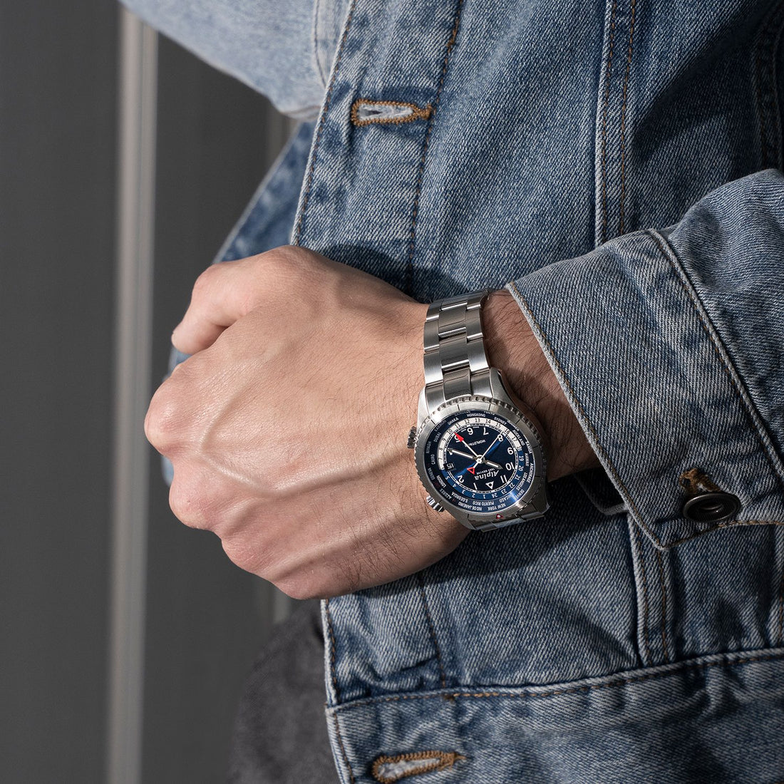Alpina Startimer Pilot AL-255N4S26B Worldtimer herenhorloge van 41mm met blauw wijzerplaat en roestvrijstalen band. Ideaal voor piloten en reizigers.
