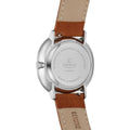 Achterzijde van Obaku Denmark Herenhorloge 44mm V193GM CBRB met roestvrijstalen kast en leren band, toont waterbestendigheid en ontwerpdetails.