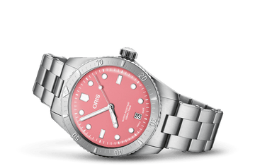 Oris Divers Sixty-Five Cotton Candy Unisex 01 733 7771 4058-07 8 19 18 horloge 38mm met roze wijzerplaat en roestvrijstalen band. Luxe Swiss Made dames- en herenhorloge in retro duikstijl.