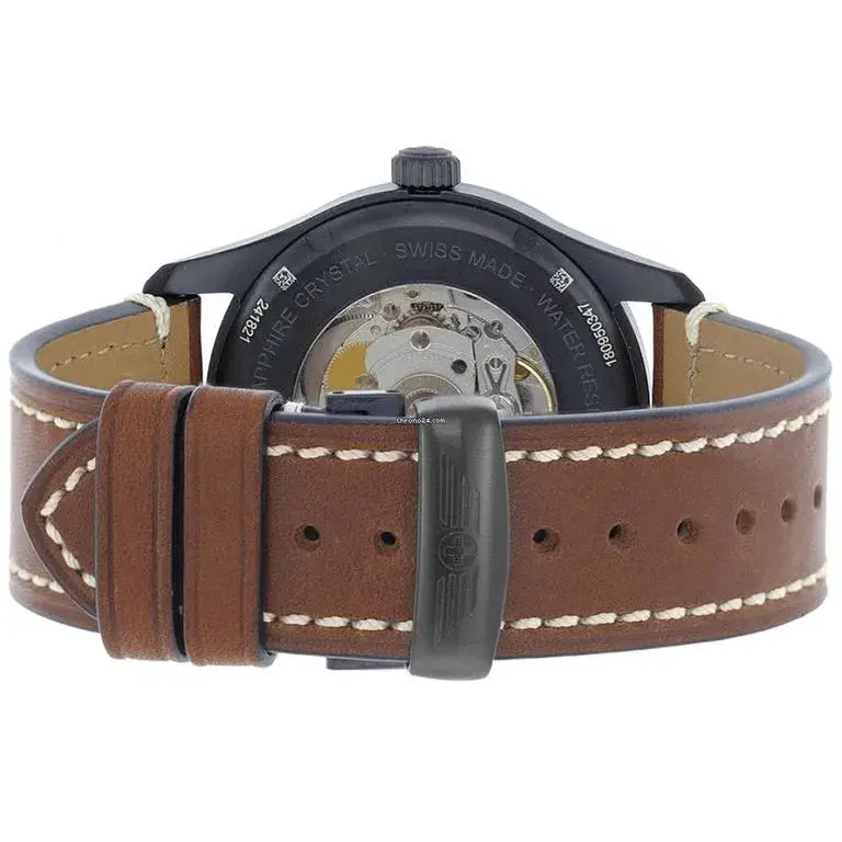 Achteraanzicht van de Victorinox AirBoss Mechanical 241821 Herenhorloge 42mm met bruine lederen band en zichtbare automatische uurwerkmechaniek.