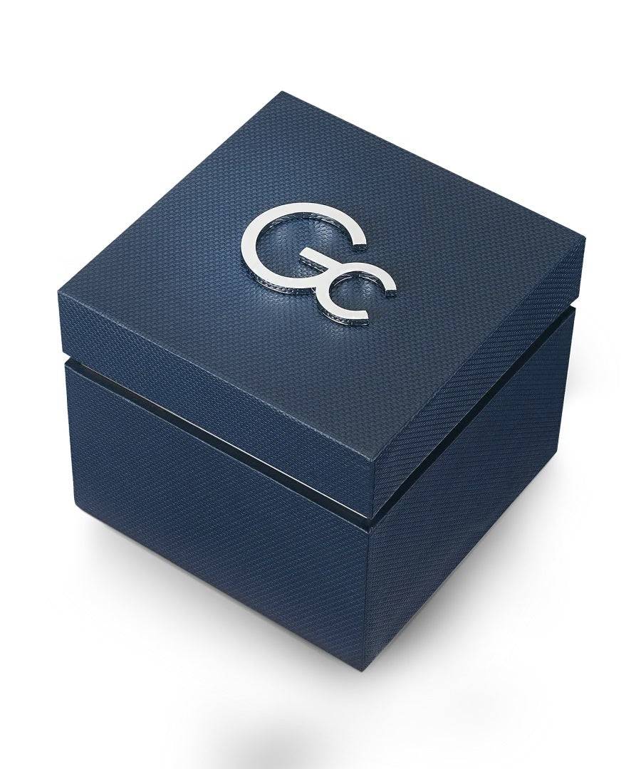 Luxe blauwe Gc horlogedoos met zilverkleurig logo, perfect voor het opbergen van de Gc Herenhorloge Shape 44mm Y99001G2MF.