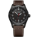 Victorinox AirBoss Mechanical 241821 herenhorloge 42mm met zwart wijzerplaat, rode accenten en bruin lederen band, Swiss Made automatisch uurwerk.