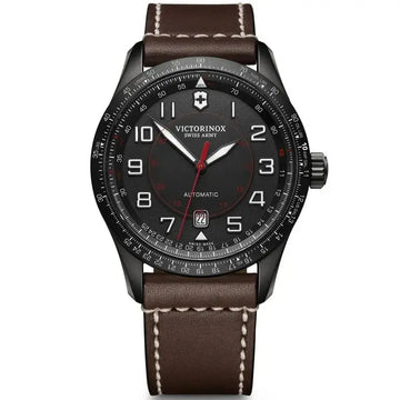 Victorinox AirBoss Mechanical 241821 herenhorloge 42mm met zwart wijzerplaat, rode accenten en bruin lederen band, Swiss Made automatisch uurwerk.