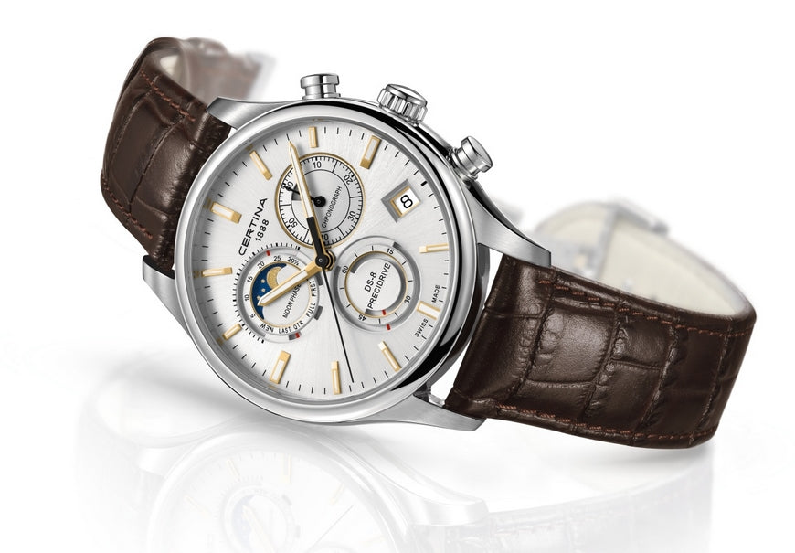 Certina DS-8 Chronograaf Moon Phase Herenhorloge 42mm met zilverkleurige wijzerplaat, bruine lederen band en maanfasenfunctie. Luxe Swiss Made horloge voor heren met chronograaf en datumweergave.