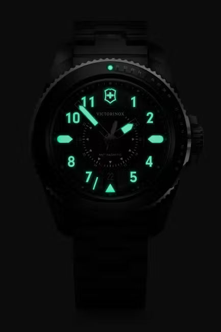 Victorinox Herenhorloge 1884 43mm 20 ATM met roestvrijstalen band en zwarte wijzerplaat, ideaal voor avontuurlijke duiken en dagelijks gebruik.