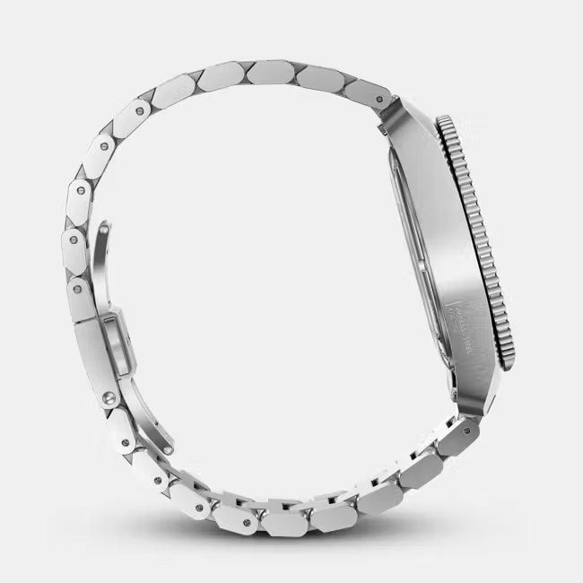 Zijaanzicht van de Victorinox Herenhorloge 1884 43mm 20 ATM met roestvrijstalen band en robuuste kast, ideaal voor duiken en outdoor gebruik.