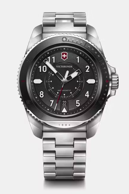 Victorinox Herenhorloge 1884 43mm 20 ATM met roestvrijstalen band en zwarte wijzerplaat, ideaal voor avontuurlijke duiken en dagelijks gebruik.