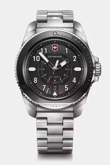 Victorinox Herenhorloge 1884 43mm 20 ATM met roestvrijstalen band en zwarte wijzerplaat, ideaal voor avontuurlijke duiken en dagelijks gebruik.