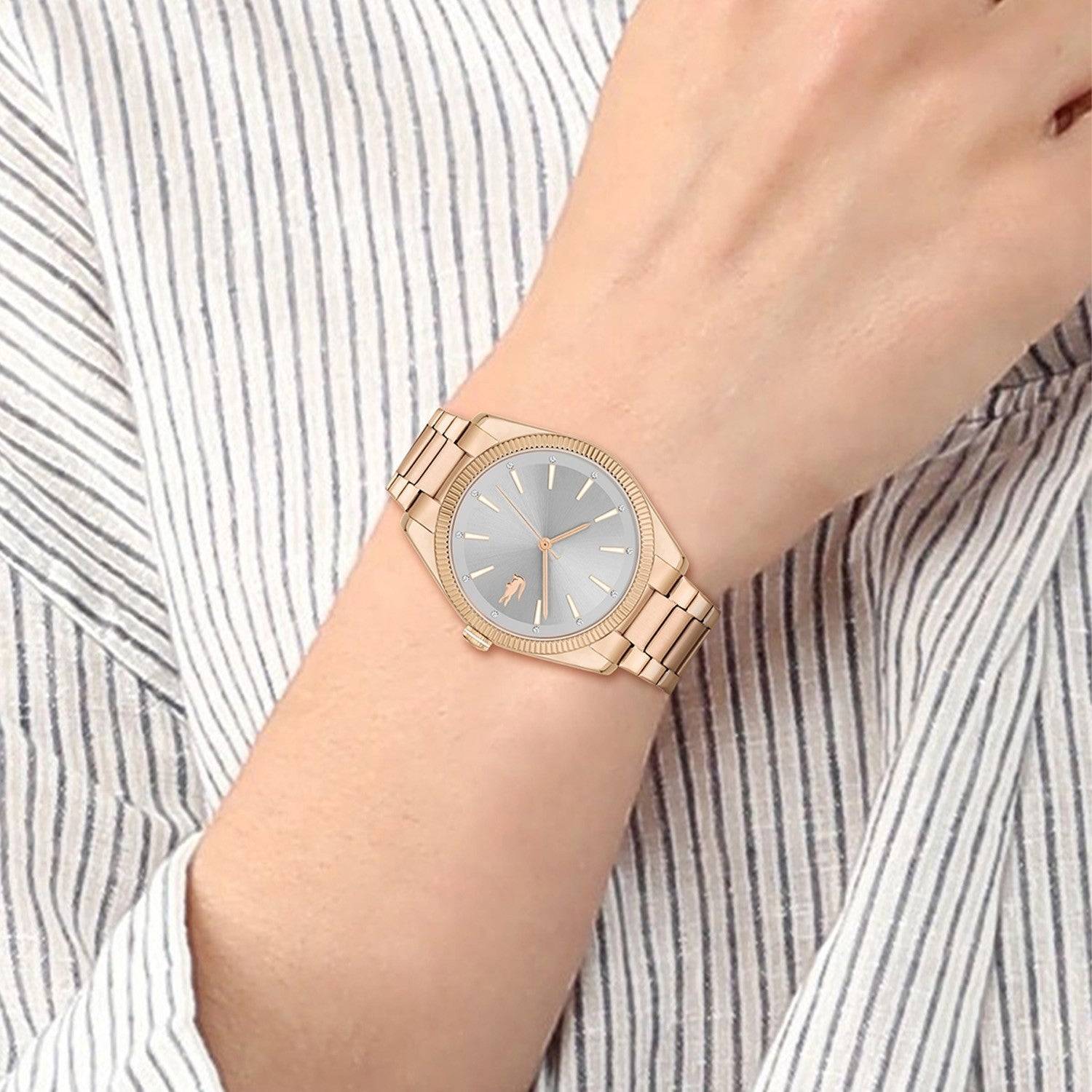 Lacoste Dameshorloge LC2001242 - 36mm Capucine met roségouden band en zilverkleurige wijzerplaat, gedragen om een pols. Elegant dameshorloge voor elke gelegenheid.