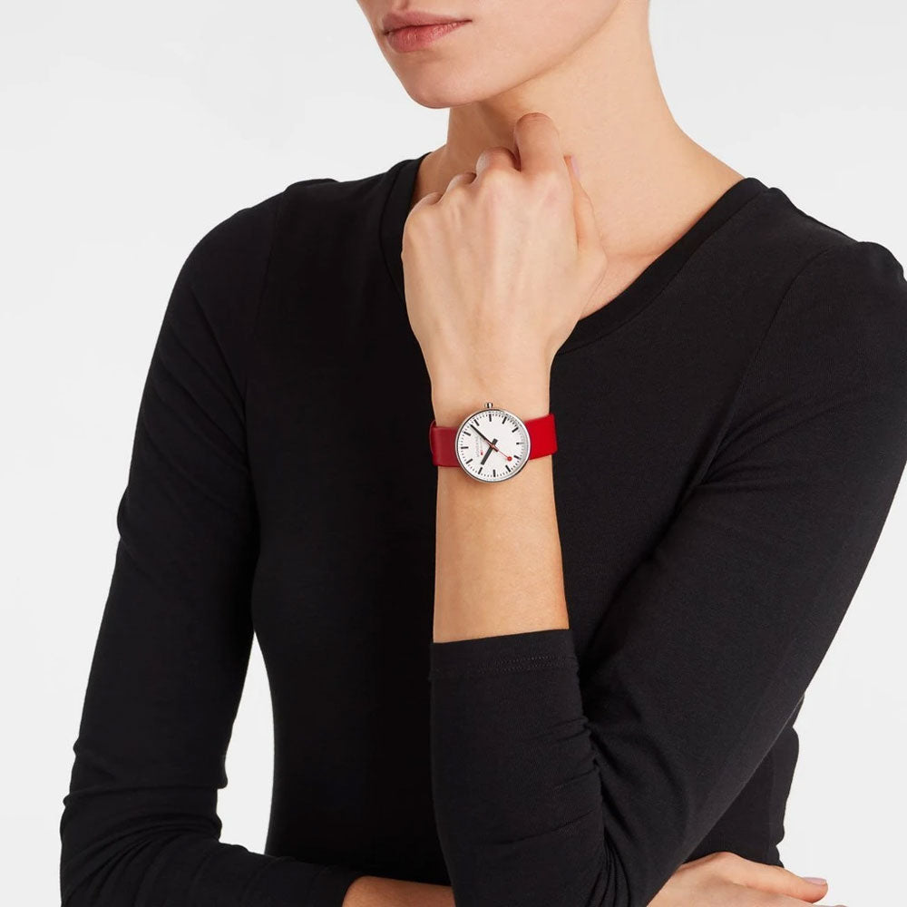 Mondaine Giant MSX.3511B.LC dameshorloge met rood lederen band en backlight functie. Giant Backlight horloge biedt langdurige zichtbaarheid in het donker.