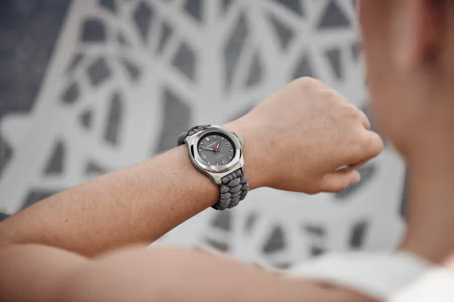 Victorinox dameshorloge 37mm 20 ATM met grijze paracord band, gedragen aan pols, ideaal voor outdoor en dagelijks gebruik.