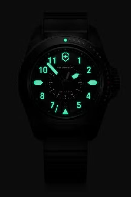 Victorinox Journey 1884 Herenhorloge 241982 met zwarte wijzerplaat, 43mm kast en zwarte rubberen band. Swiss Made horloge waterdicht tot 20 ATM.