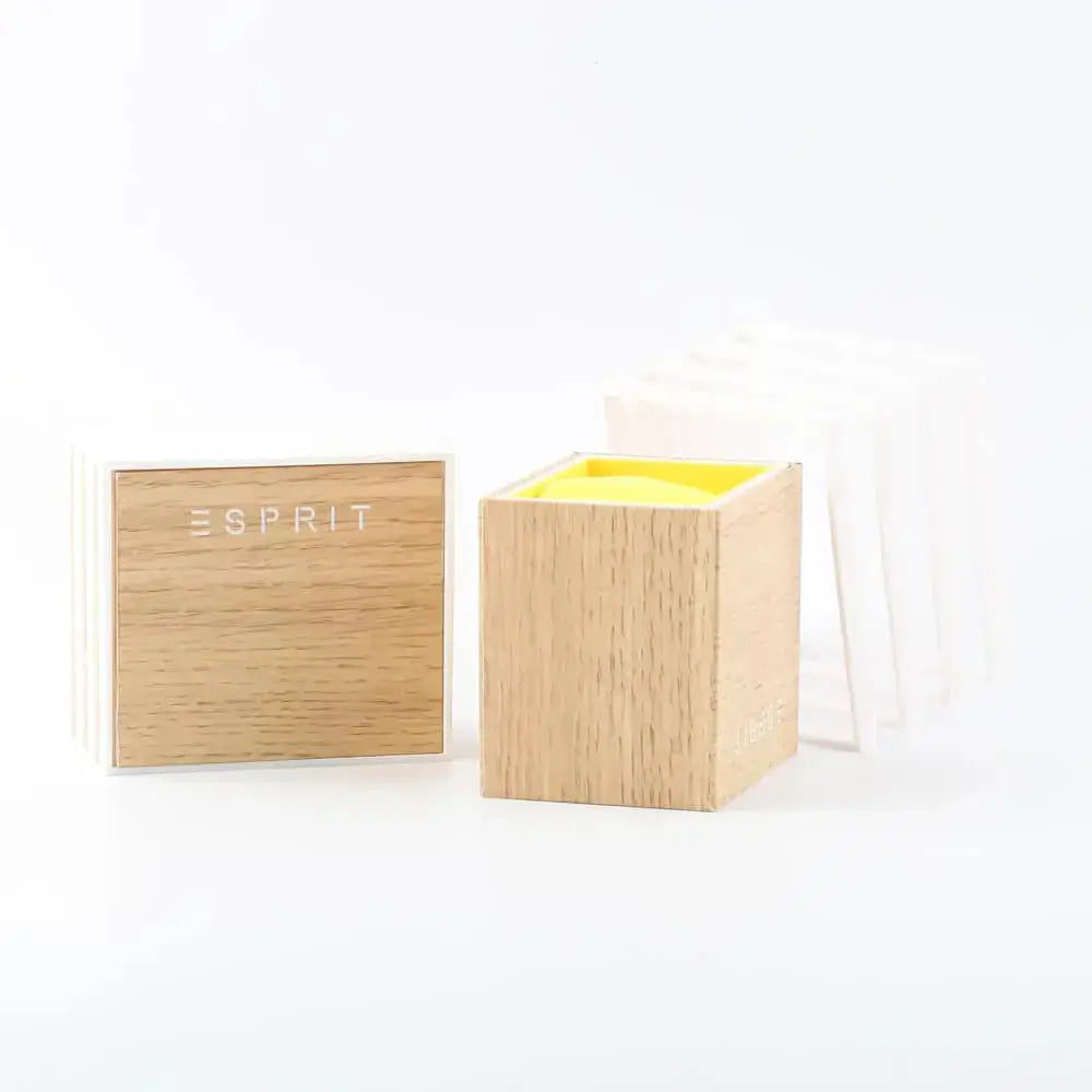 Esprit Cube Mini Dameshorloge 25mm - ES1L071M0035 in luxe houten horlogedoos met geel interieur, ideaal als cadeauverpakking.