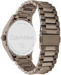 Achterkant van Calvin Klein Iconic CK25200228 Horloge 40mm met roestvrijstalen band en gegraveerd logo. Swiss Made herenhorloge met waterbestendigheid.