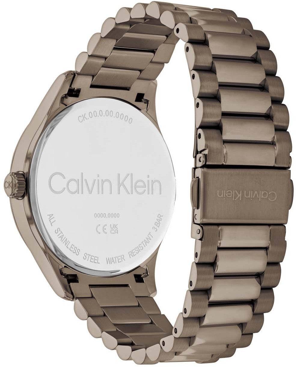 Achterkant van Calvin Klein Iconic CK25200228 Horloge 40mm met roestvrijstalen band en gegraveerd logo. Swiss Made herenhorloge met waterbestendigheid.