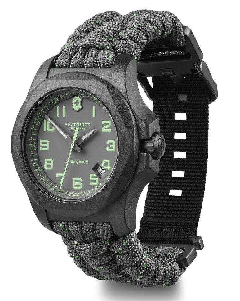 Victorinox INOX 241861 Carbon Paracord herenhorloge 43mm met robuuste kast en groene wijzerplaat. Swiss Made horloge met duurzame paracord band.