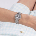 Guess Treasure Dameshorloge - 28mm met zilverkleurige band en kristallen details, gedragen om de pols. Slank design, 3ATM waterdicht.