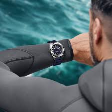 Victorinox Dive Pro 241991 Herenhorloge 43mm gedragen door duiker met wetsuit, ideaal voor onderwateravonturen en duiksportliefhebbers.