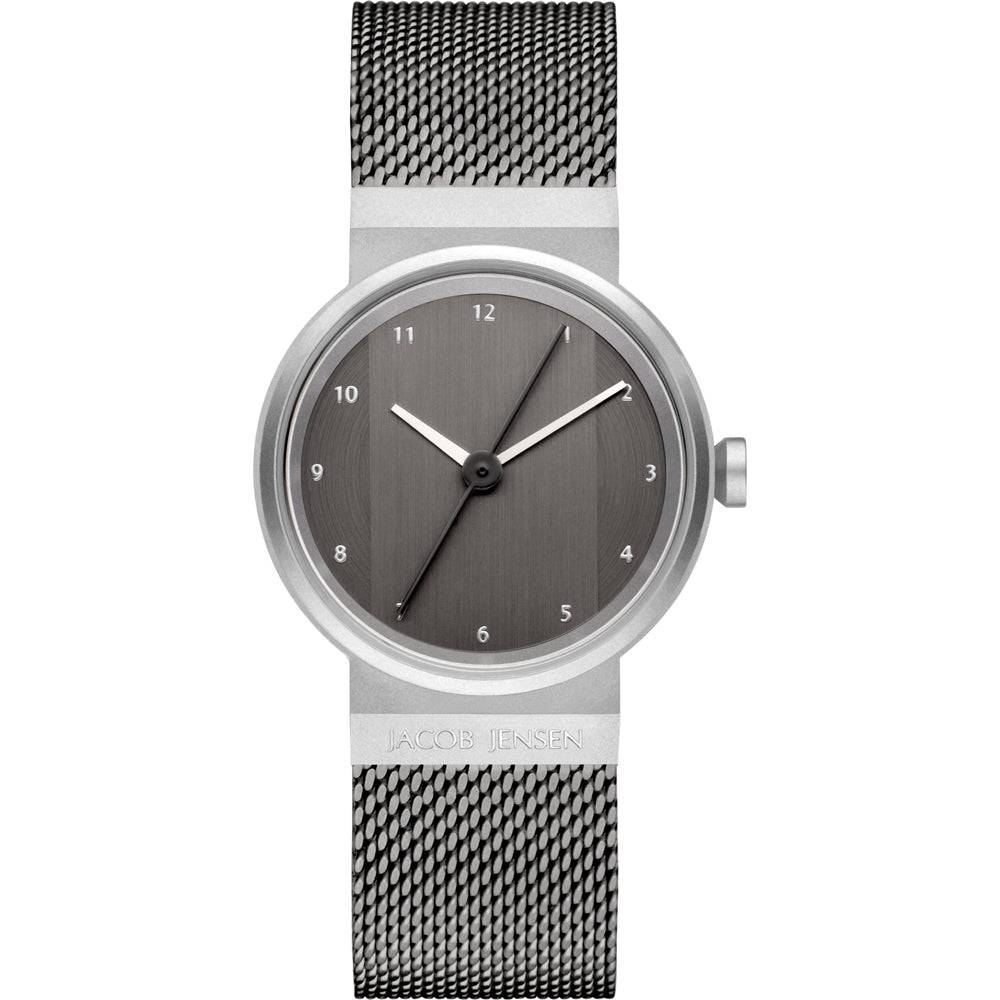 Jacob Jensen Dameshorloge JJ 792 met tijdloos design en grijze wijzerplaat, voorzien van een zilverkleurige mesh band.