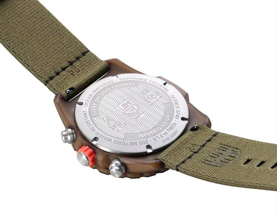 Luminox Bear Grylls Survival ECO Master Sustainable Outdoor Watch XB.3757 ECO 45mm met groene NATO-band en robuuste bruine kast. Swiss Made heren horloge voor outdoor avonturen.