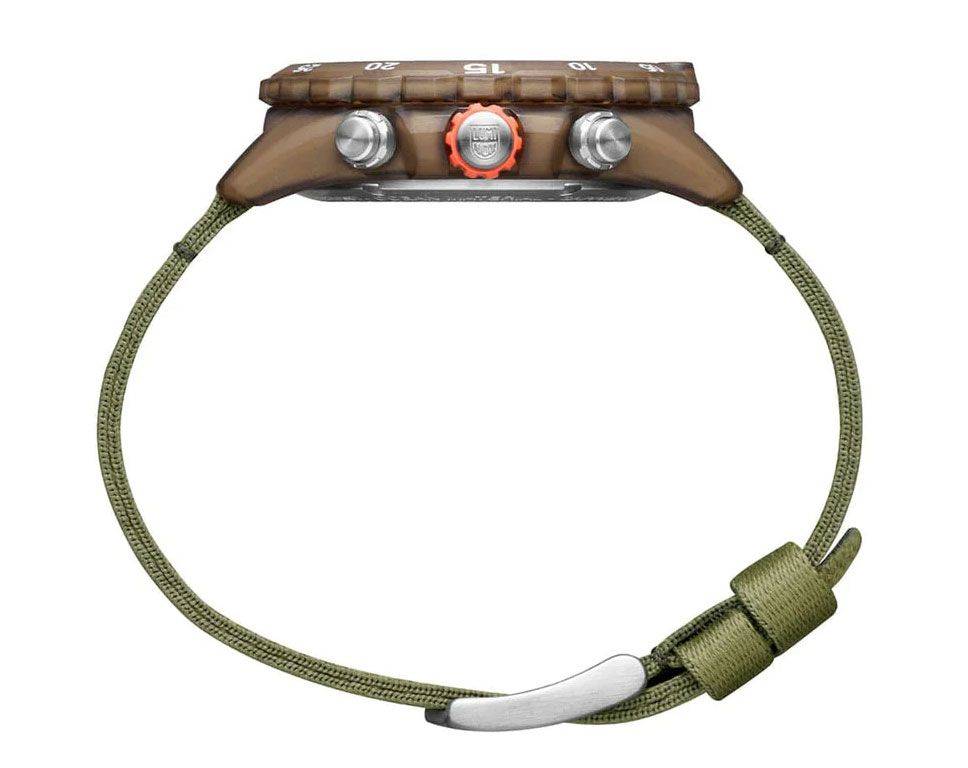 Zijaanzicht van de Luminox Bear Grylls Survival ECO Master horloge XB.3757 ECO 45mm met groene band en oranje kroon, Swiss Made herenhorloge.