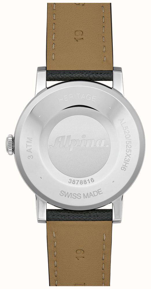Achterzijde van de Alpina Heritage Startimer Pilot Automatic horloge 38mm met zichtbare gravures en Swiss Made markering. Luxe herenhorloge met leren band.