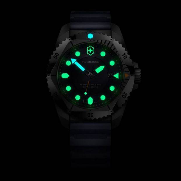 Victorinox Dive Pro herenhorloge 43mm met blauwe rubberen band en roestvrijstalen kast, waterdicht tot 30 ATM, ideaal voor duiken.