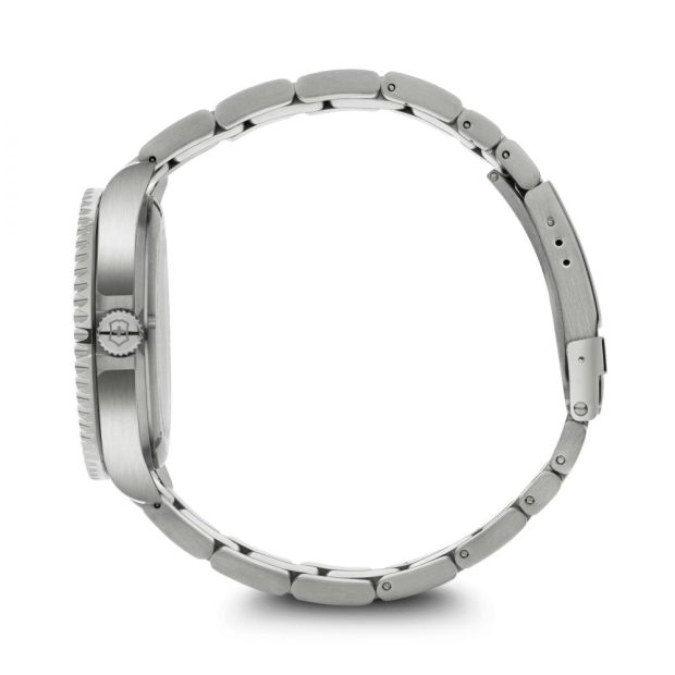 Zijaanzicht van de Victorinox Maverick Herenhorloge 43mm met roestvrijstalen band en Zwitsers precisie uurwerk. Luxe Swiss Made horloge voor heren.