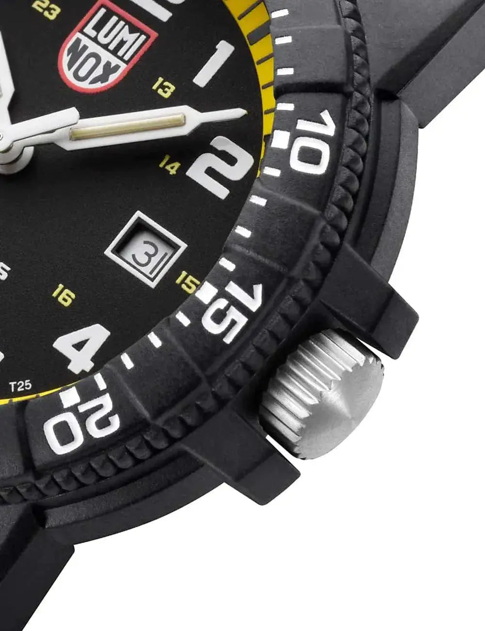 Close-up van de wijzerplaat en kroon van de Luminox XS.0325 Leatherback Sea Turtle Giant Herenhorloge 44mm, met zwarte bezel en gele accenten.